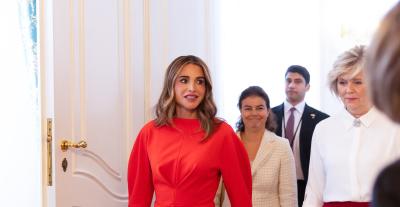 الملكة رانيا بإطلالة حمراء من كارولينا هيريرا في براغ