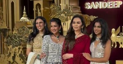 إطلالات النجمات في احتفالية Abu Jani Sandeep Khosla الأربعين