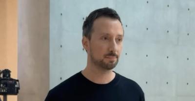 سان لوران تؤكد رحيل أنطوني فاكاريلو بعد عقد من قيادة الدار