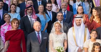 الملكة رانيا بفستان أحمر من روكساندا في زفاف الأميرة سارة بنت فيصل