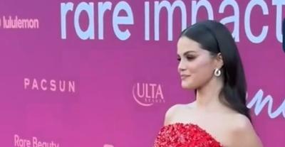 سيلينا غوميز بفستان أحمر من برادا في حفل Rare 