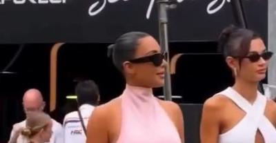 كيم كاردشيان تدعم لويس هاميلتون بإطلالة وردية شفافة من Alaïa