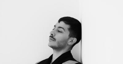 المصمم اللبناني سليم عزام يحصد جائزة التميّز الإبداعي