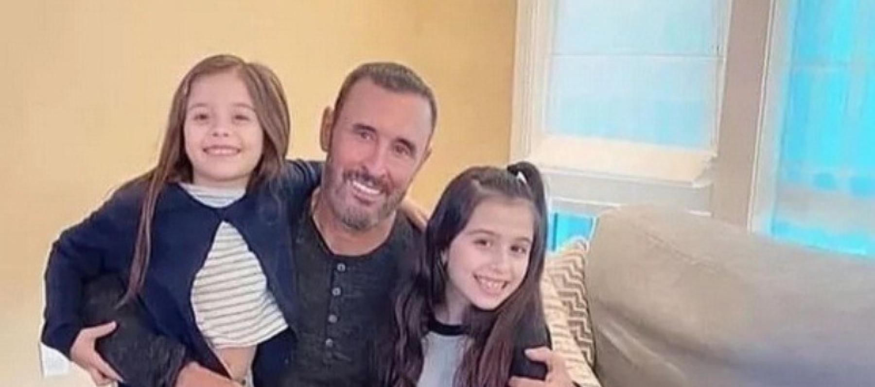 كاظم الساهر مع حفيدتيه-صورة من السوشيال ميديا