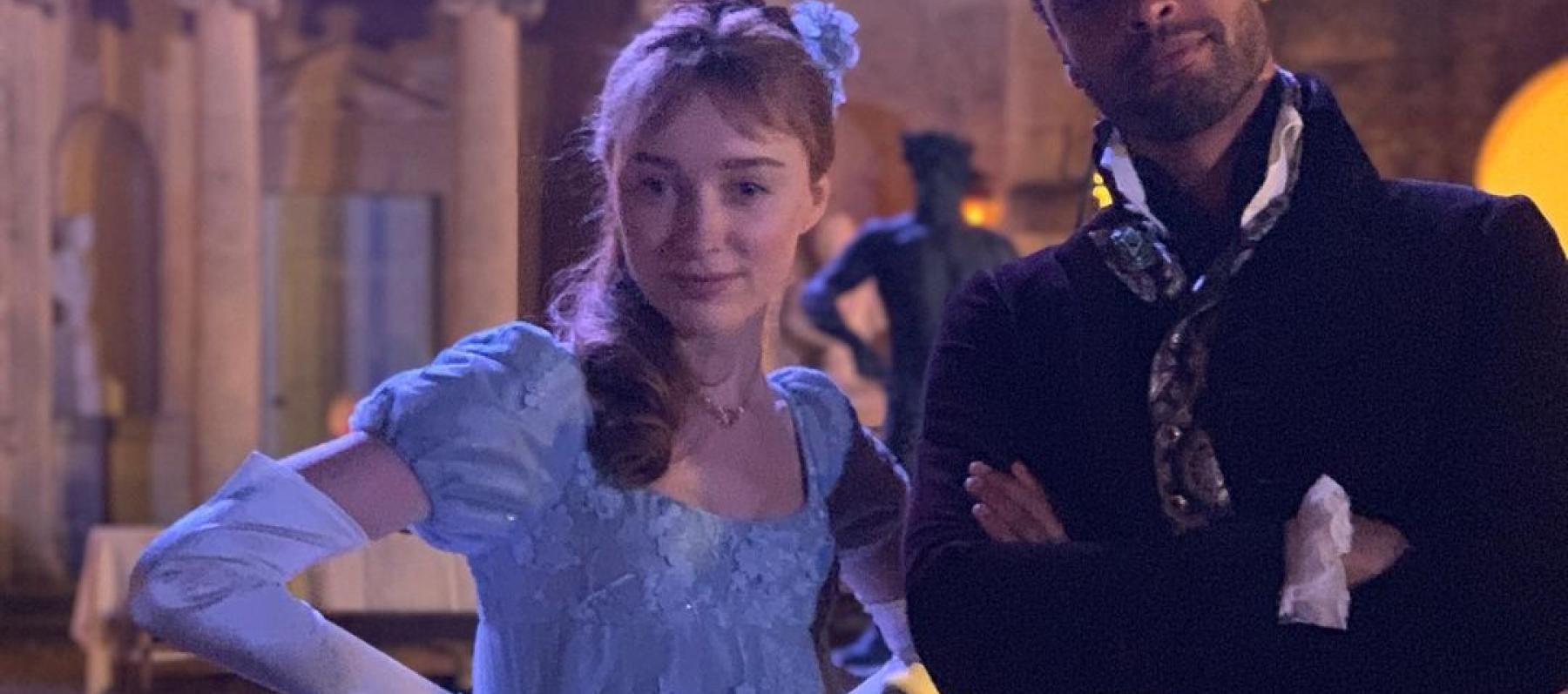 ريج جان بادج وفيبي دينيفور في Bridgerton - انستغرام @bridgertonnetflix