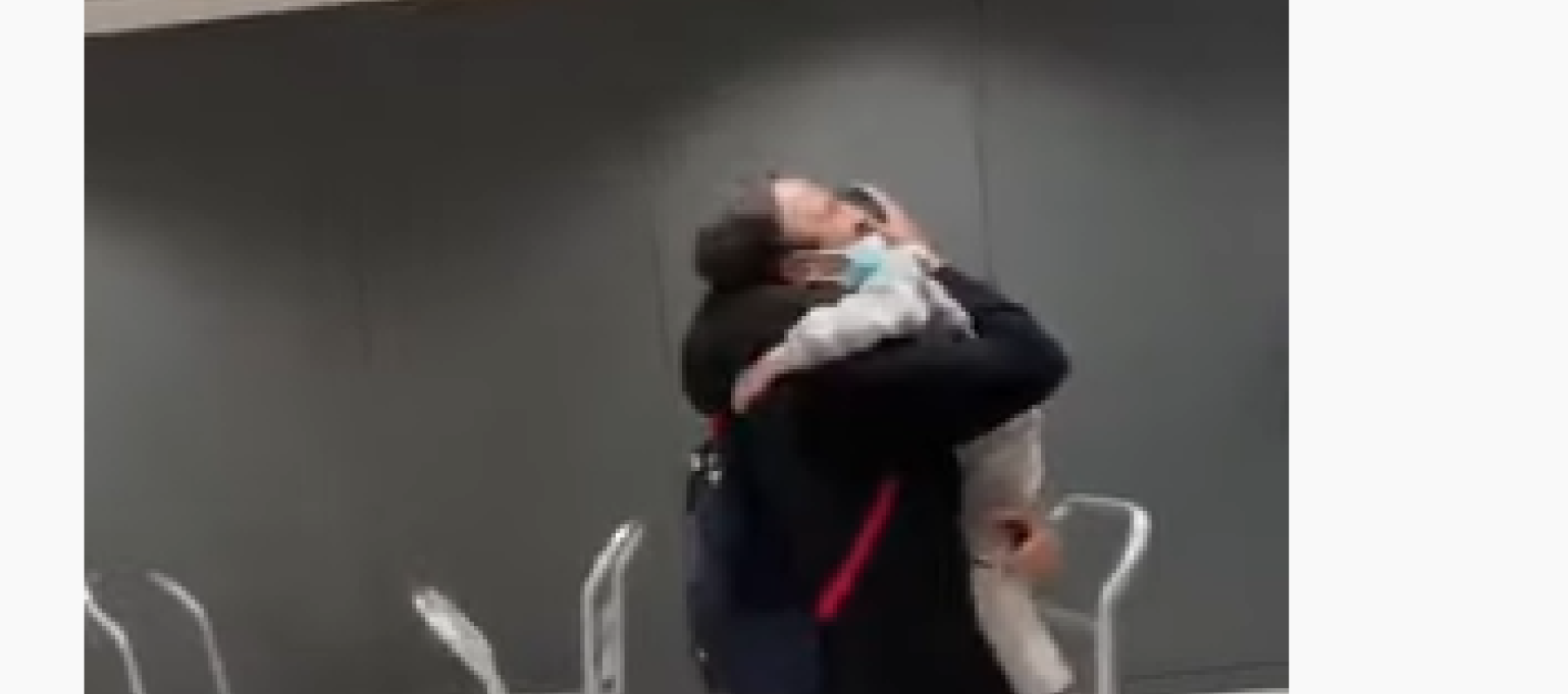 قصي خولي مع ابنه في المطار