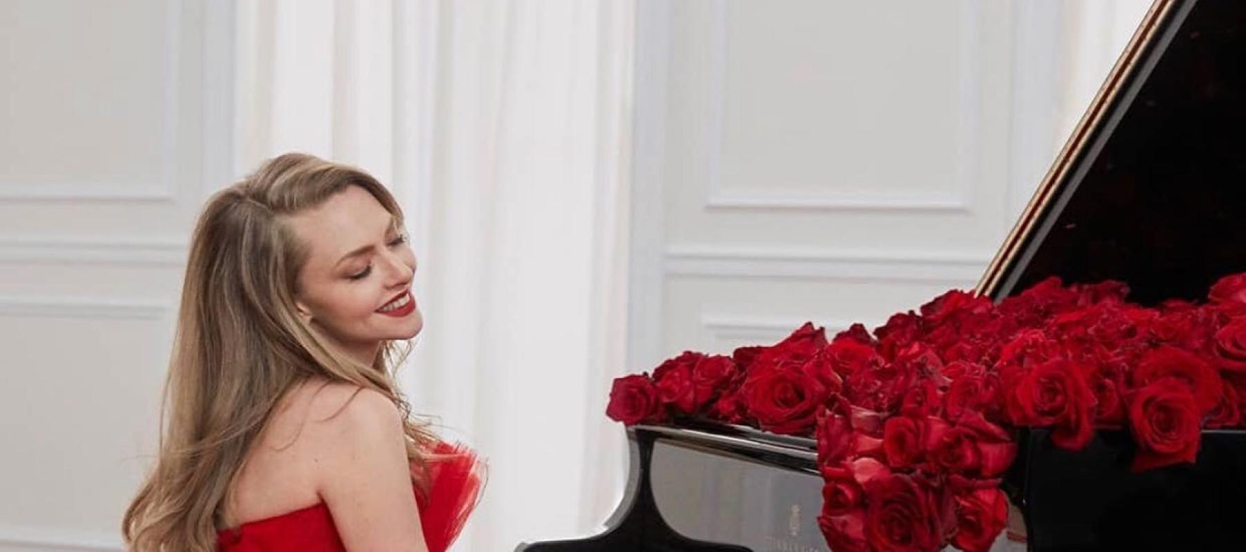 Amanda Seyfried بتصميم لـ كريستيان عبدالله