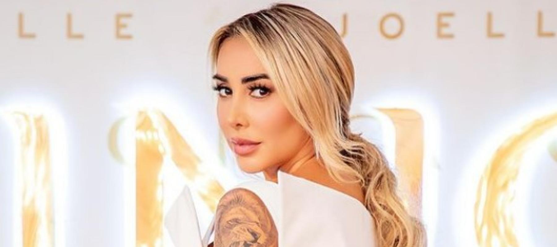 جويل مردينيان تتألق بـ 6 لوكات في قطر