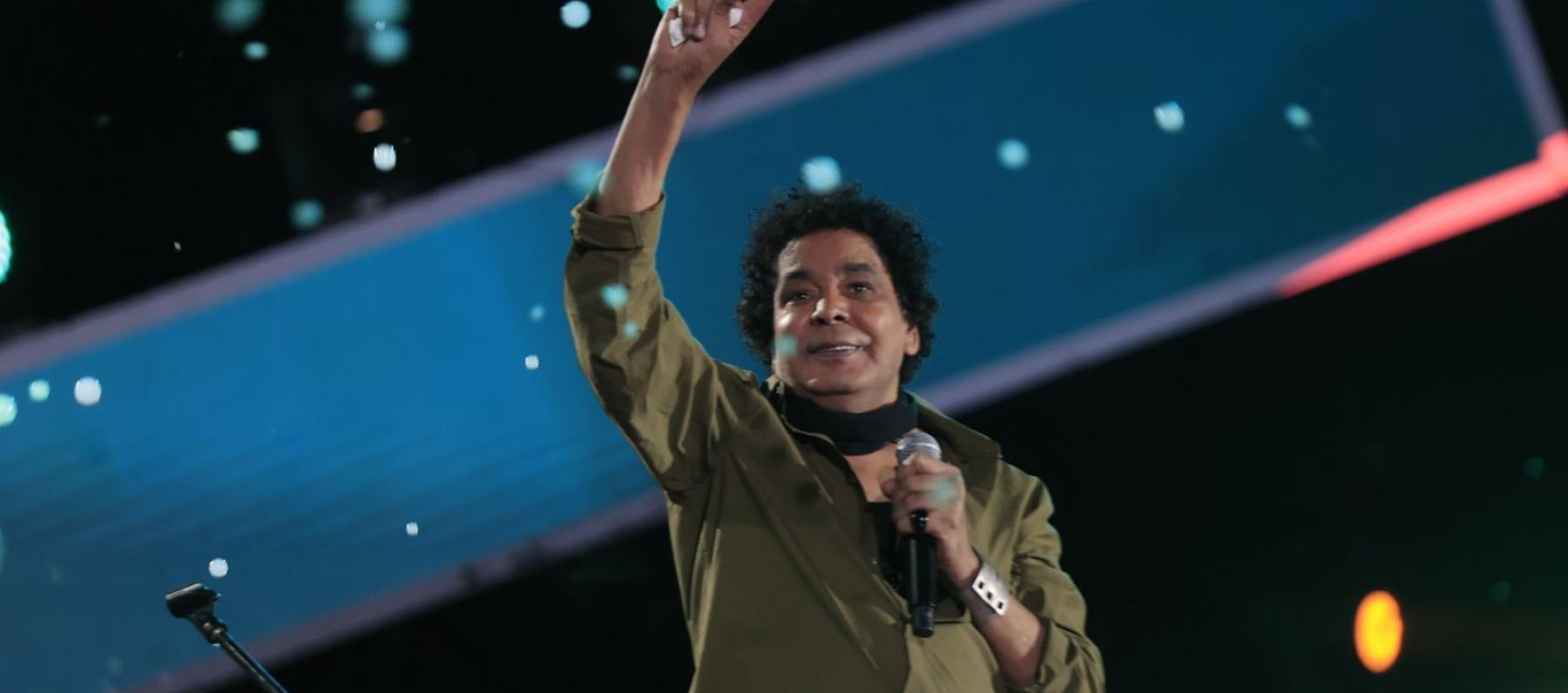 محمد منير يبكي على المسرح ويحقق حلم "بلاك تيما"