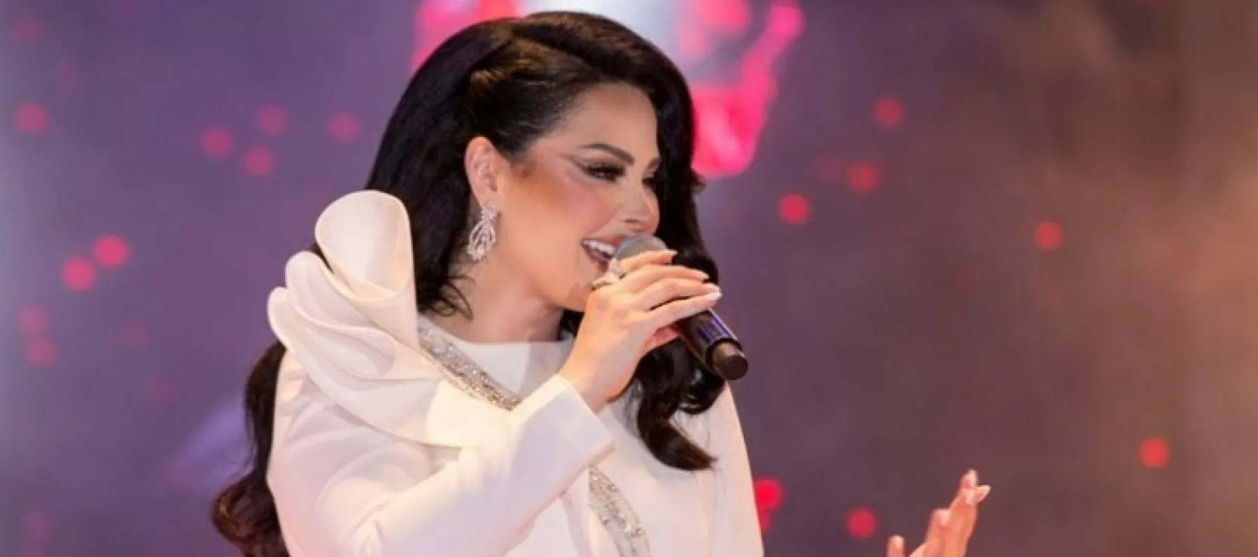 ديانا كرازون تعود بالأبيض إلى مهرجان الفحيص