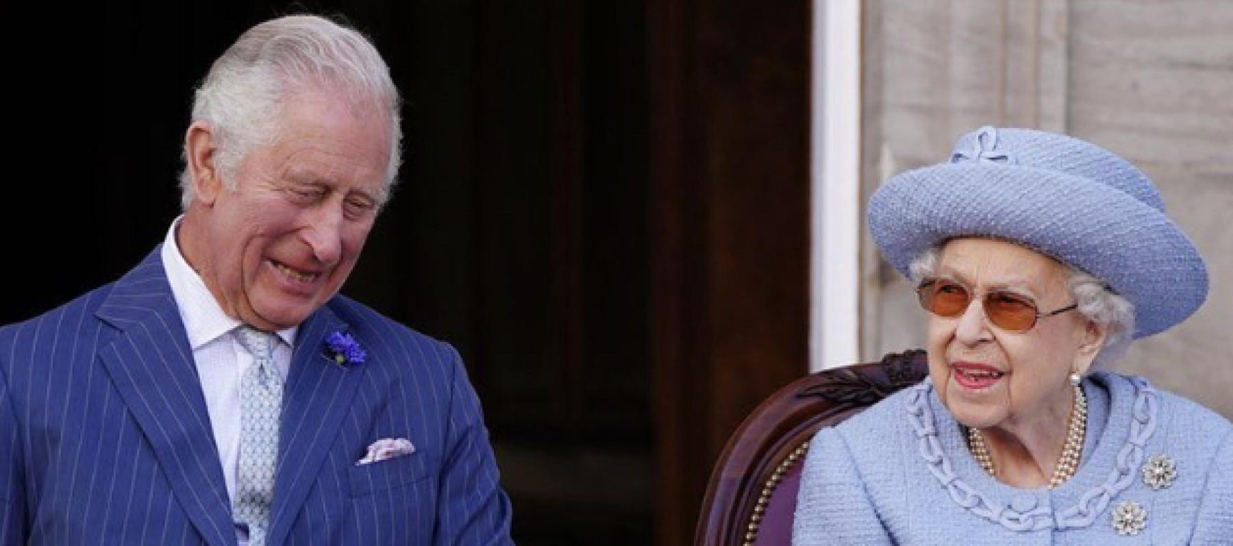 الملك تشارلز ووالدته الراحلة الملكة إليزابيث - صورة من انستقرام Clarence House