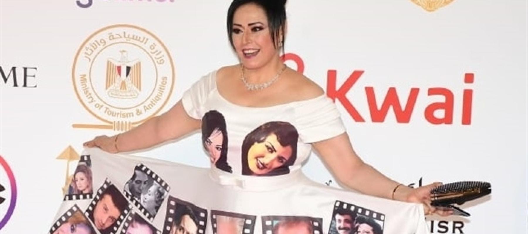 هند عاكف في فستان غريب يحمل صور الفنانين ضمن مهرجان القاهرة السينمائي 2022