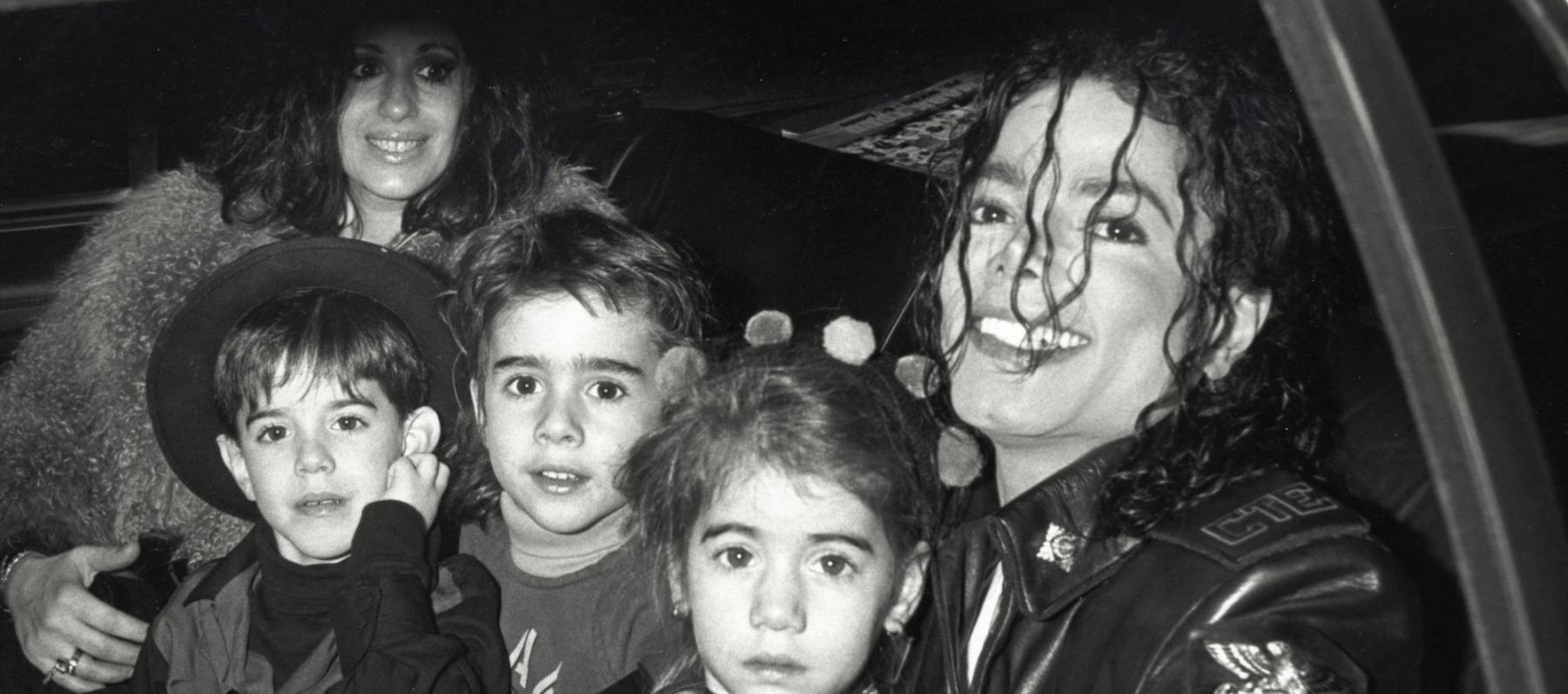 مايكل جاكسون مع أولاده- الصورة من مواقع التواصل الاجتماعي