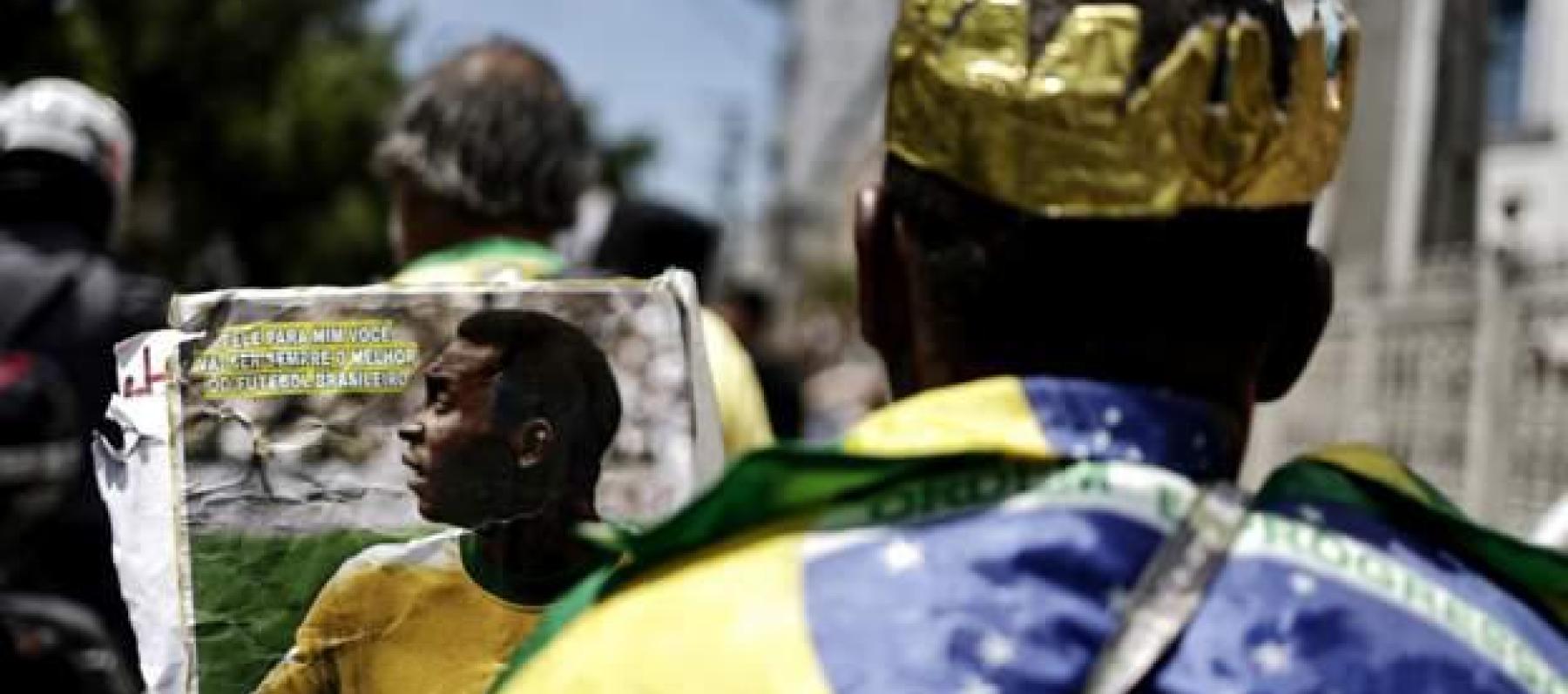 صورة الملك بيليه وتاجه في مشهد وداع البرازيل للجوهرة السوداء - تويتر