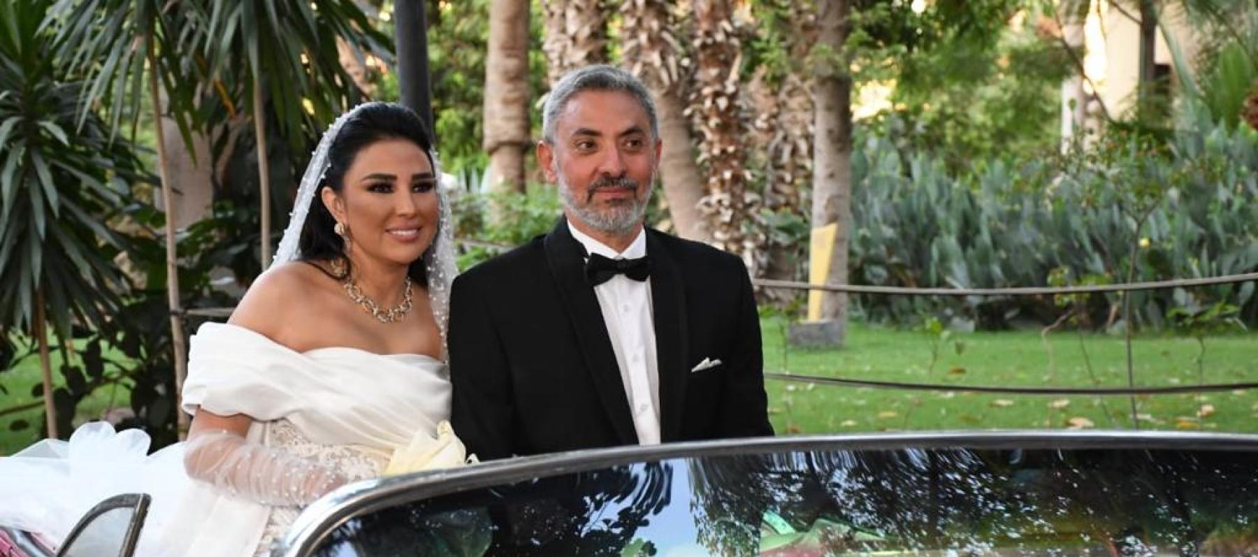 فتحي عبد الوهاب وشقيقته من حفل زفافها