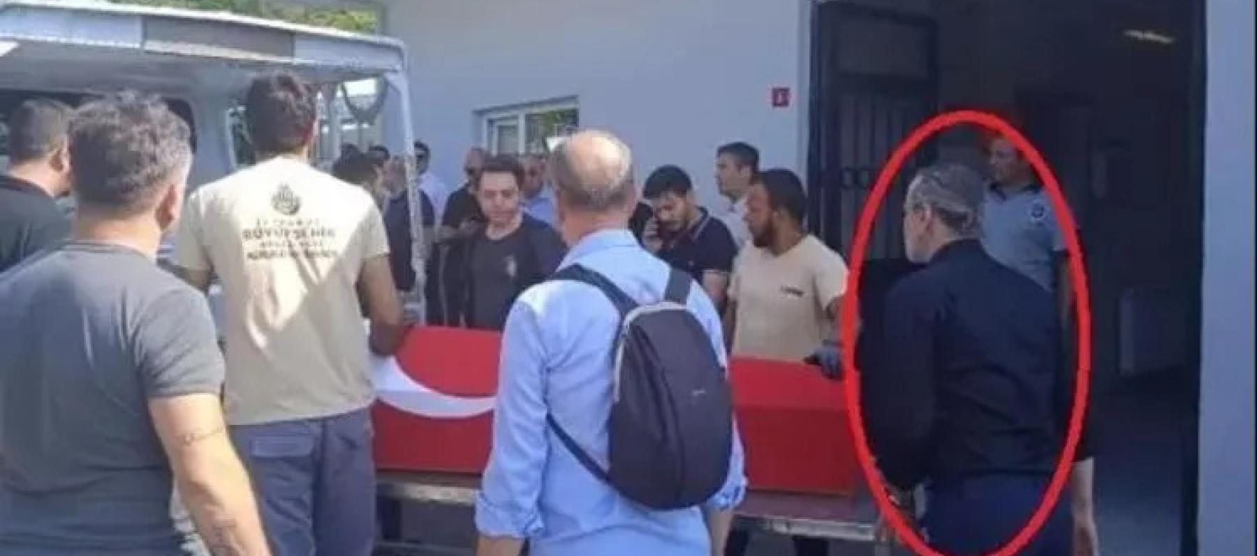 أوزان جوفين في جنازة أوزكان أوغور - صورة من cnn التركية