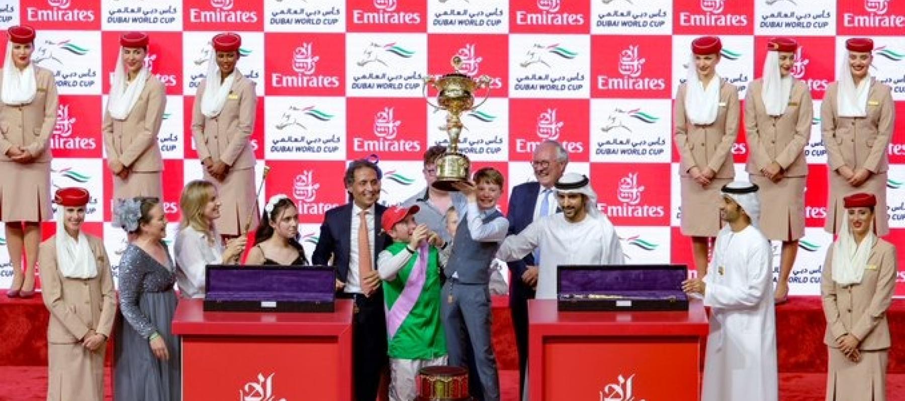الشيخ حمدان بن محمد يتوج الفائز بـ كأس دبي العالمي - صورة من حساب Dubai Media Office على إكس