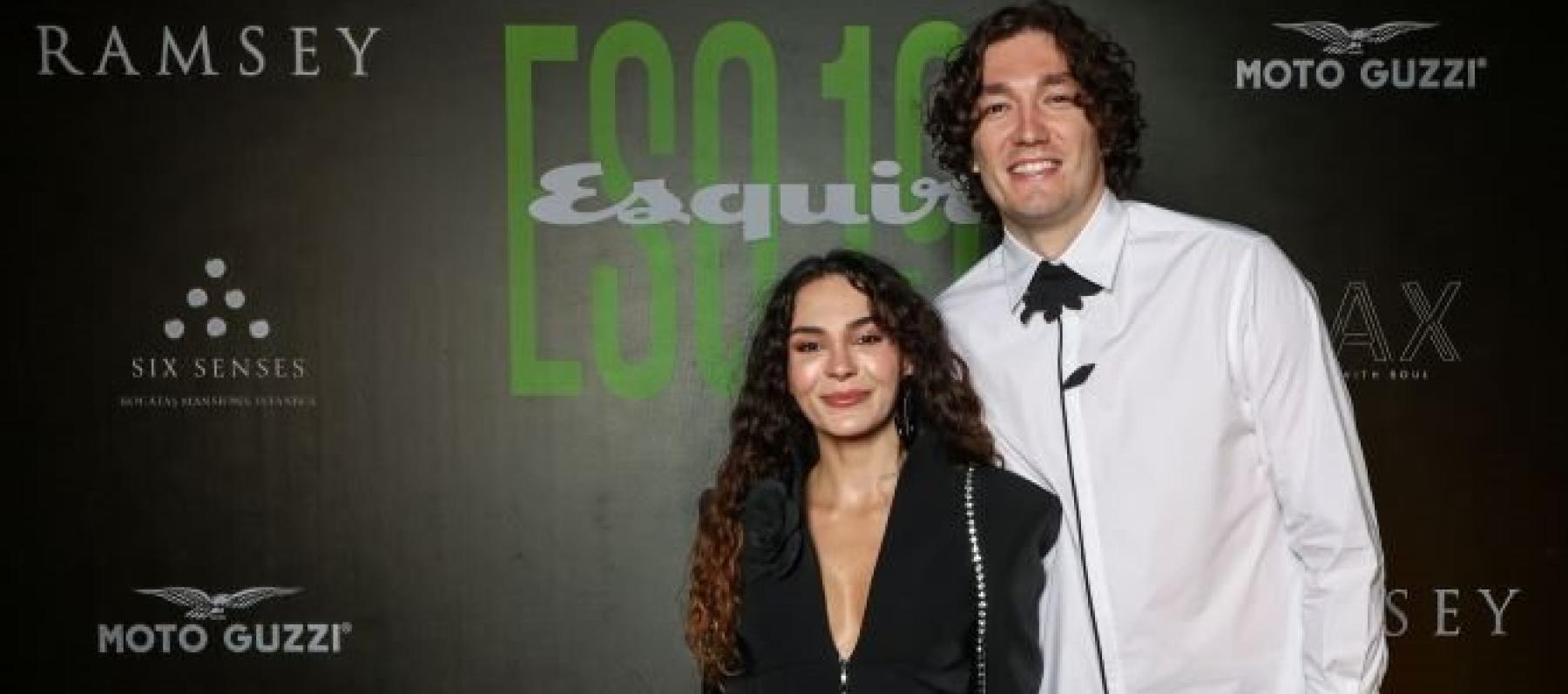 إيبرو شاهين وزوجها جيدي عثمان - صورة من مجلة Esquire Türkiye