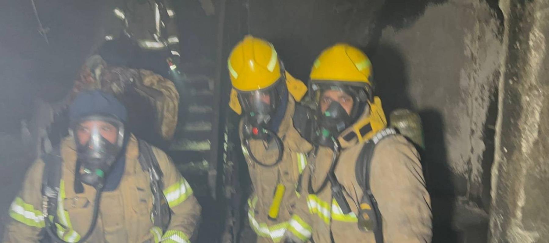 رجال الأطفاء في دولة الكويت أثناء إخماد الحريق ( كونا)