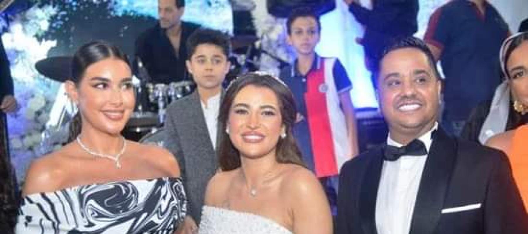 ياسمين صبري مع العروسين - صورة متداولة 