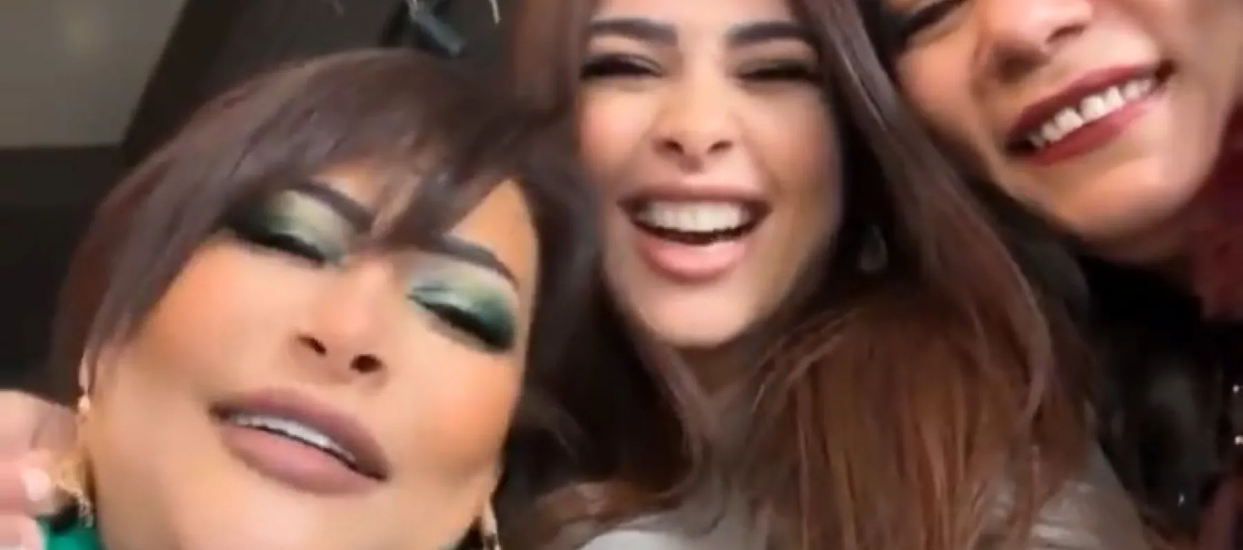 ياسمين عبد العزيز وسط إيمان السيد وبدرية طلبة