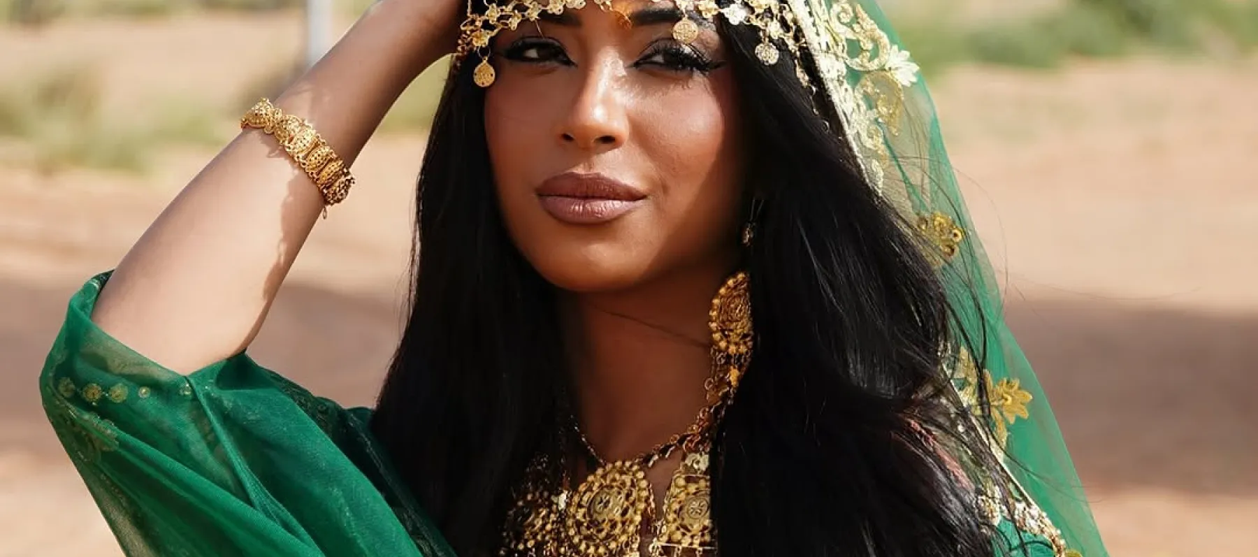 منى المنصوري: مصممة الأزياء الإماراتية التي تركت بصمة عالمية