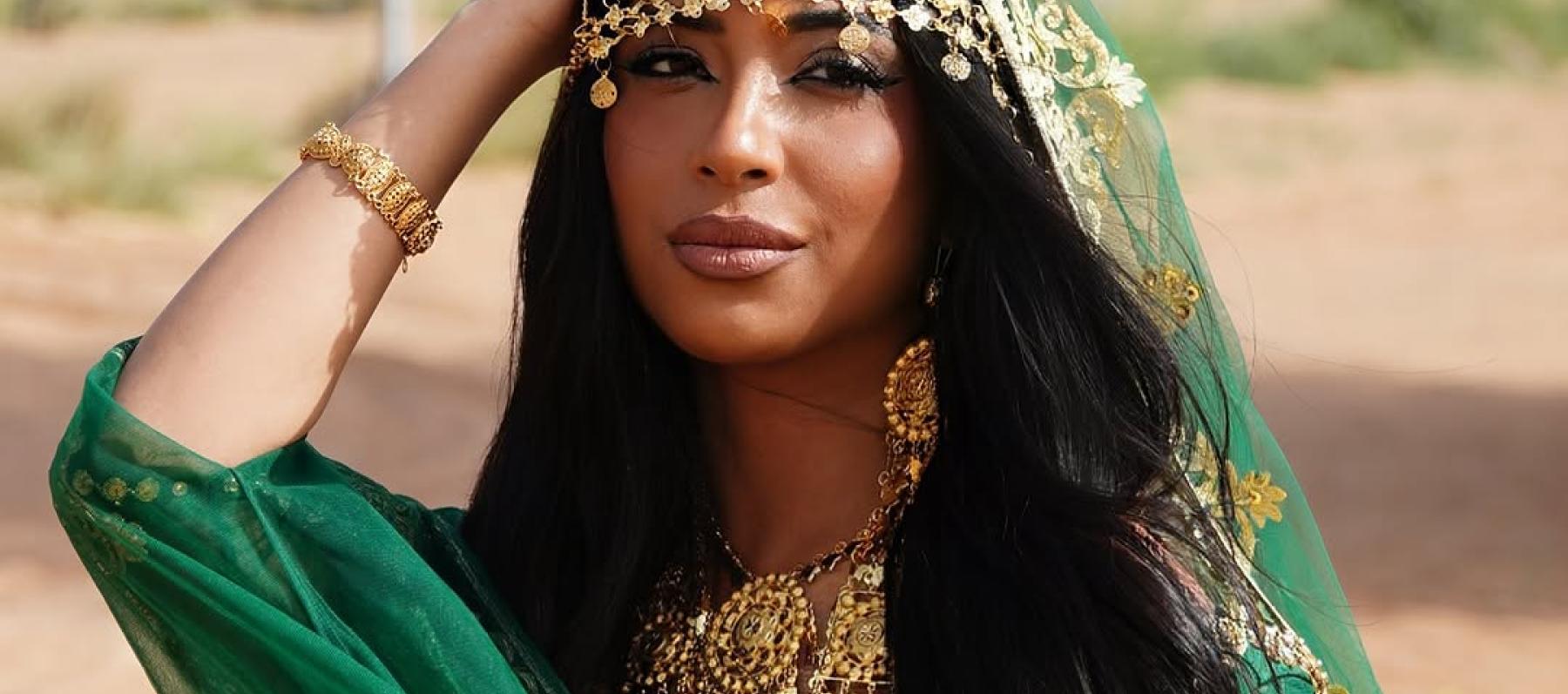 منى المنصوري: مصممة الأزياء الإماراتية التي تركت بصمة عالمية