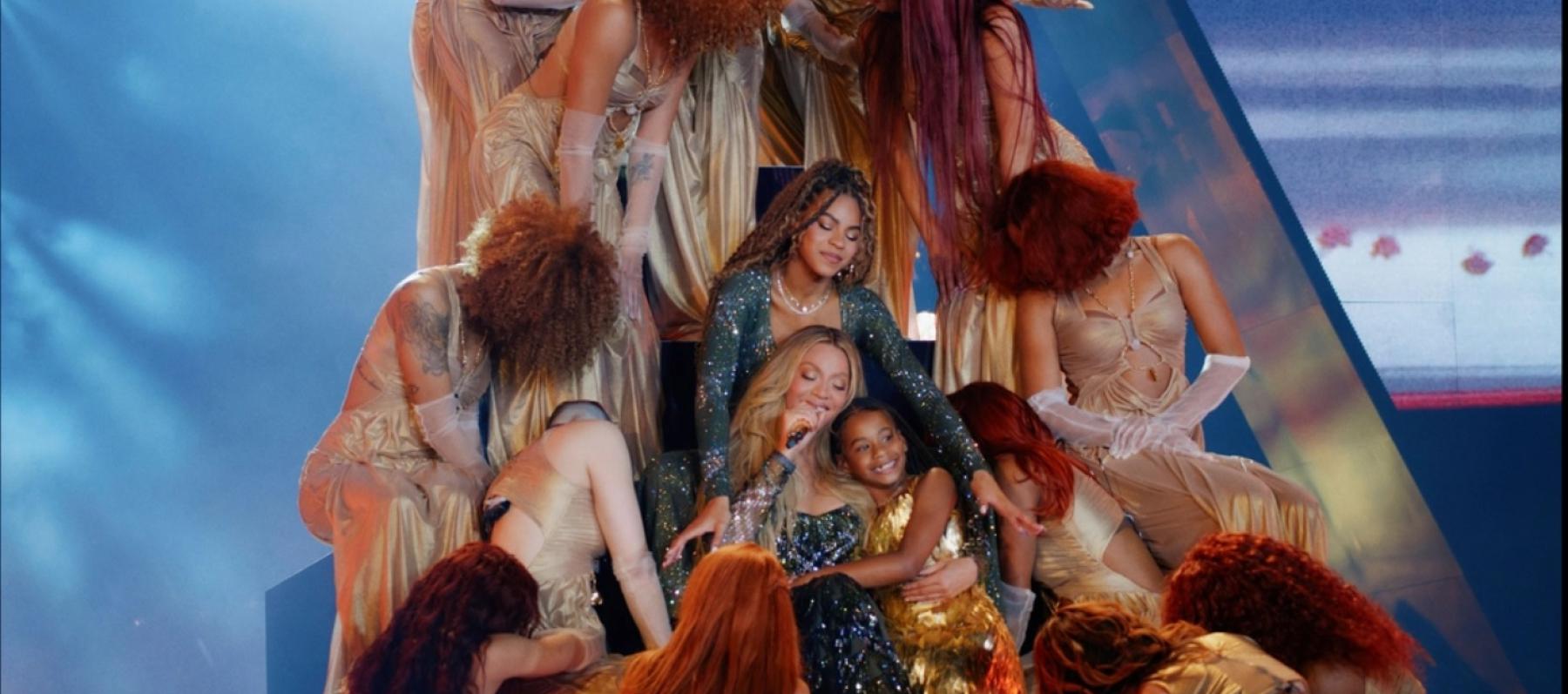  بيونسيه Beyoncé وبناتها بلو آيفي Blue Ivy و رومي كارتر Rumi Carter