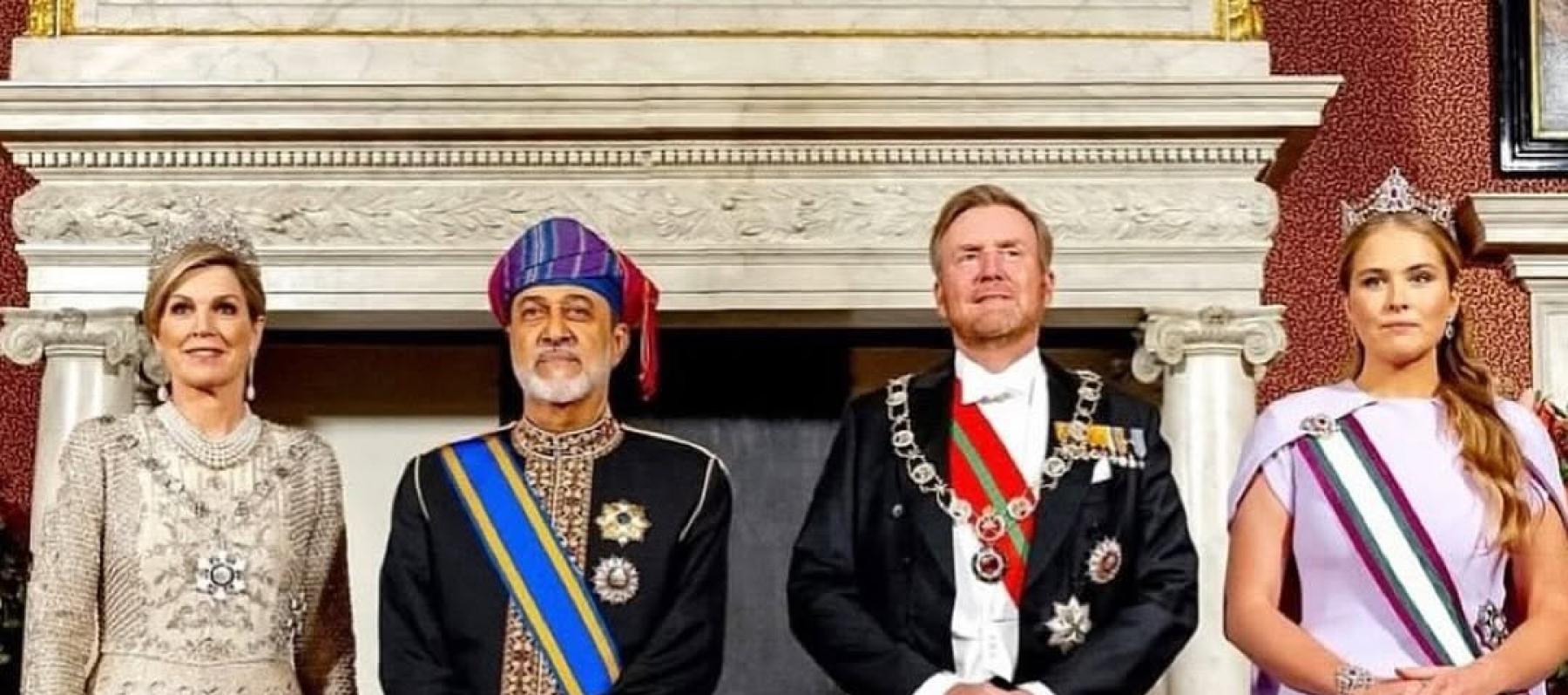 العائلة الملكبة مع سلطان عمان 