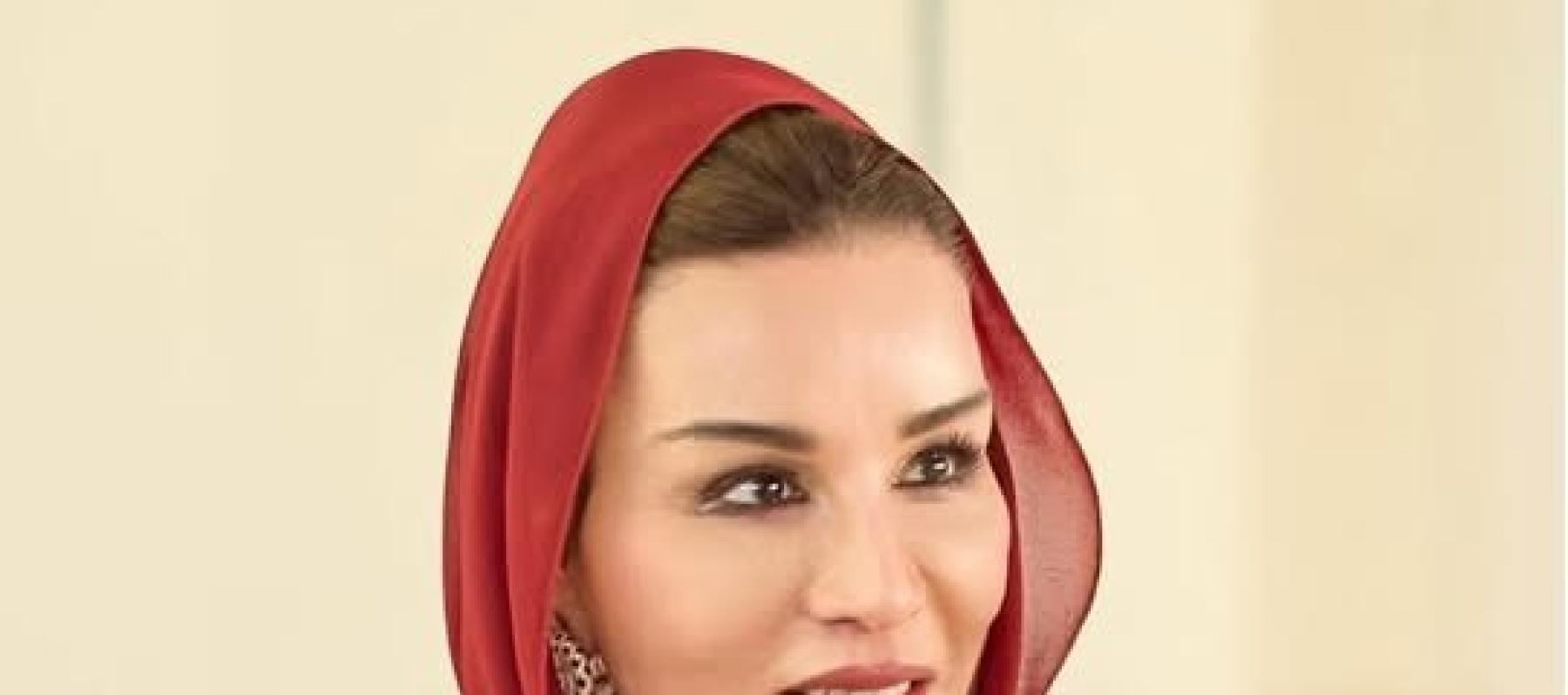الشيخة موزا تتألق بعباية موردة من تصميمها ومجوهرات كارتييه 