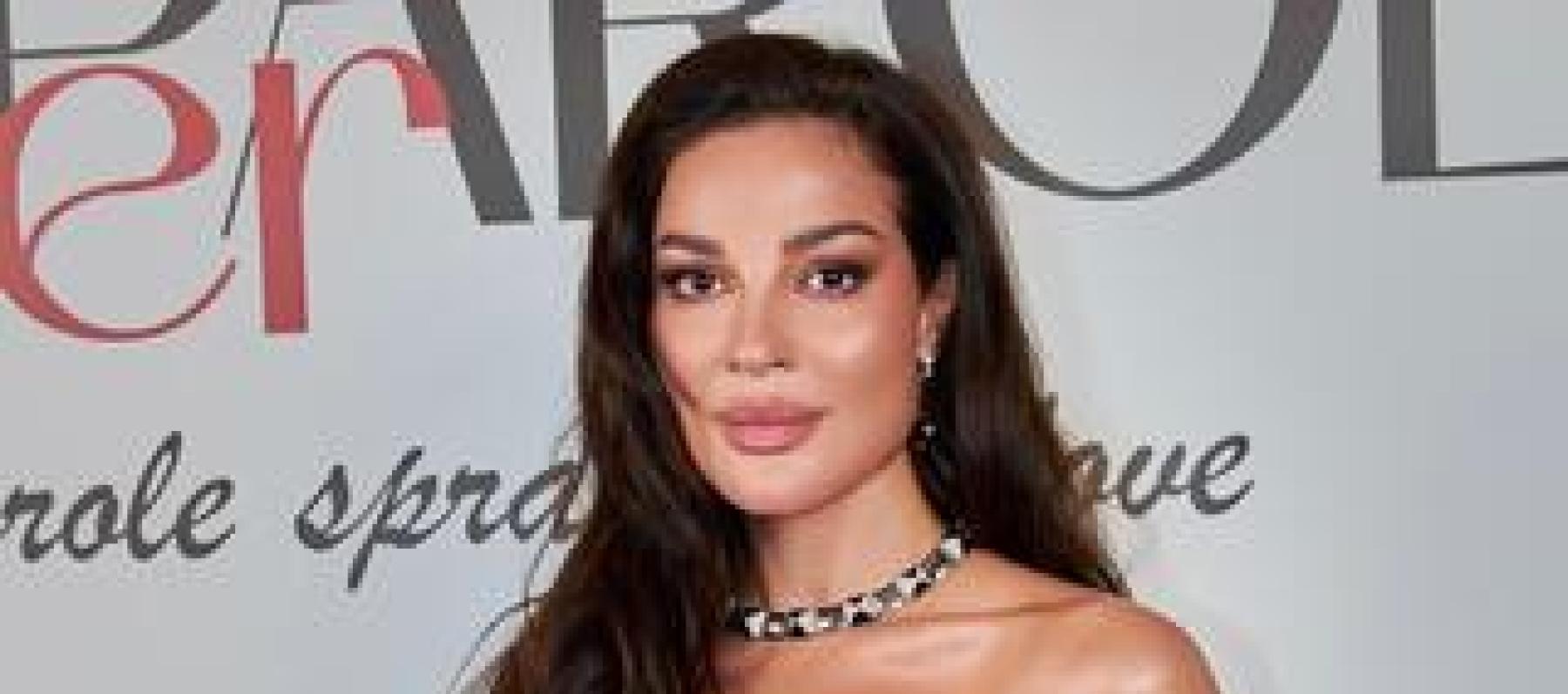 نادين نسيب نجيم بفستان من نيكولا جبران ومجوهرات العقيق الأسود