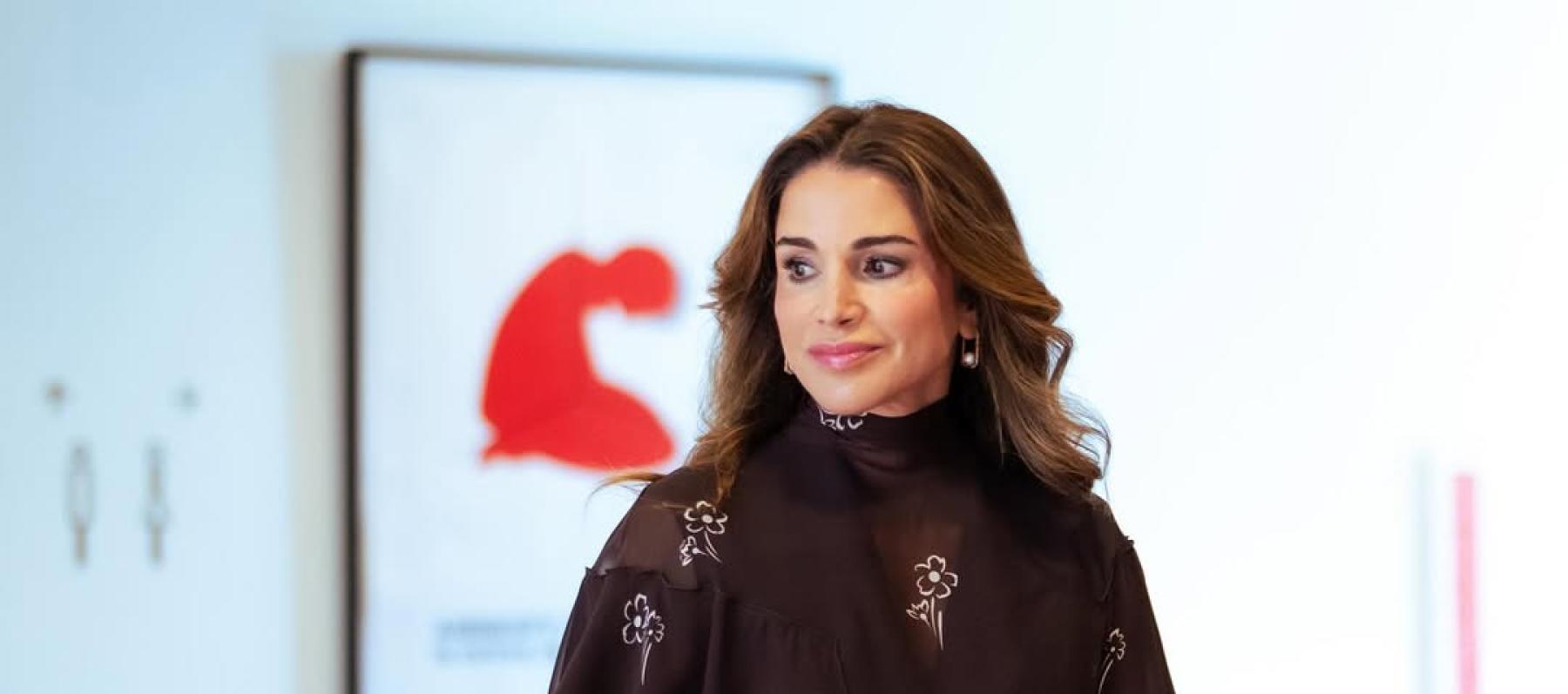 الملكة رانيا تختار اطلالة من برادا بتفاصيل مميزة 