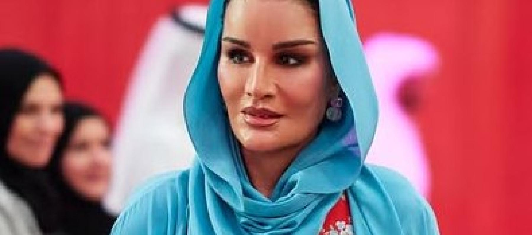 الشيخة موزا تختار فستان أحمر بطابع ربيعي من  Ulyana Sergeenko