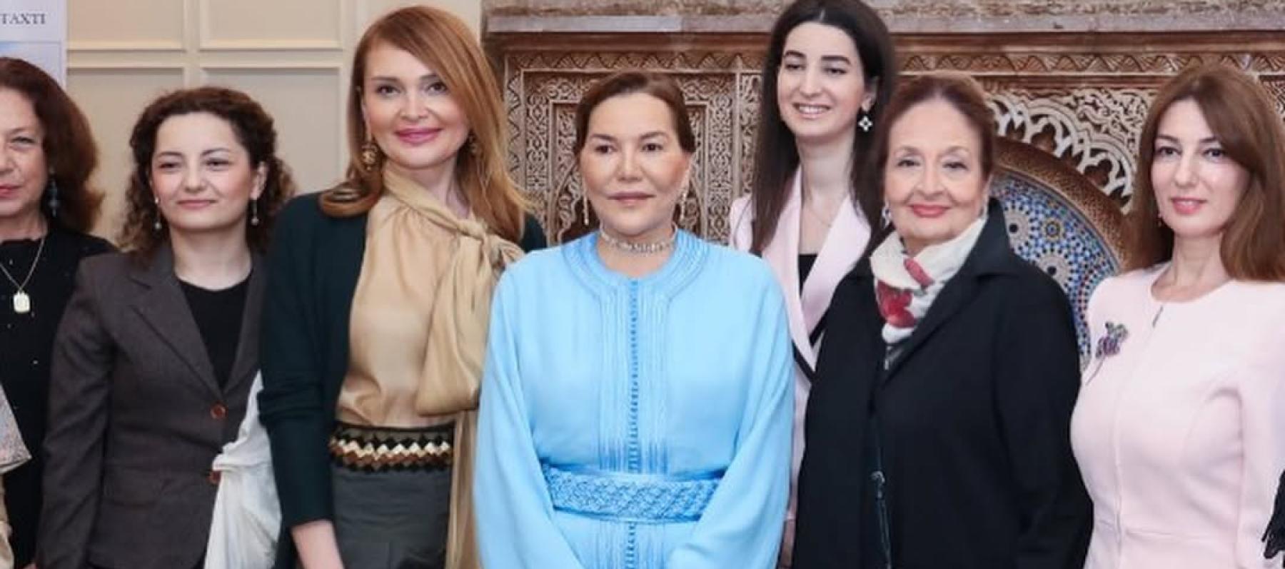 الأميرة لالا حسناء بقفطان باللون الأزرق ومجوهرات من علامة ابنتها 