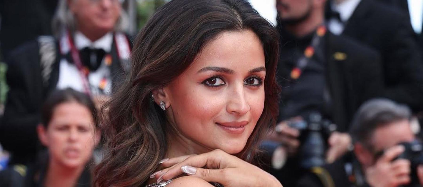 عليا بهات بأول ساري من غوتشي في ختام مهرجان كان السينمائي