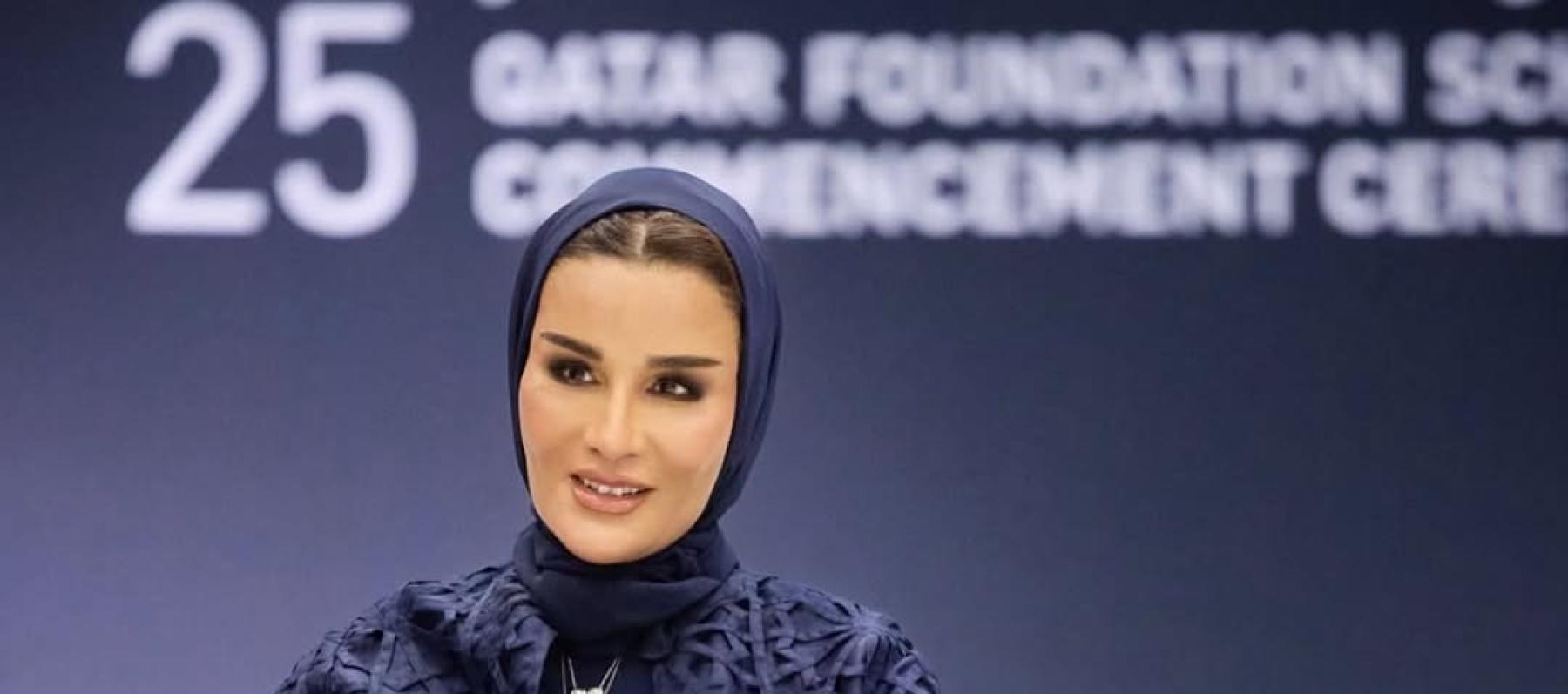 الشيخة موزا بمعطف أورغنزا كحلي بقصة هندسية من تصميم وضحة