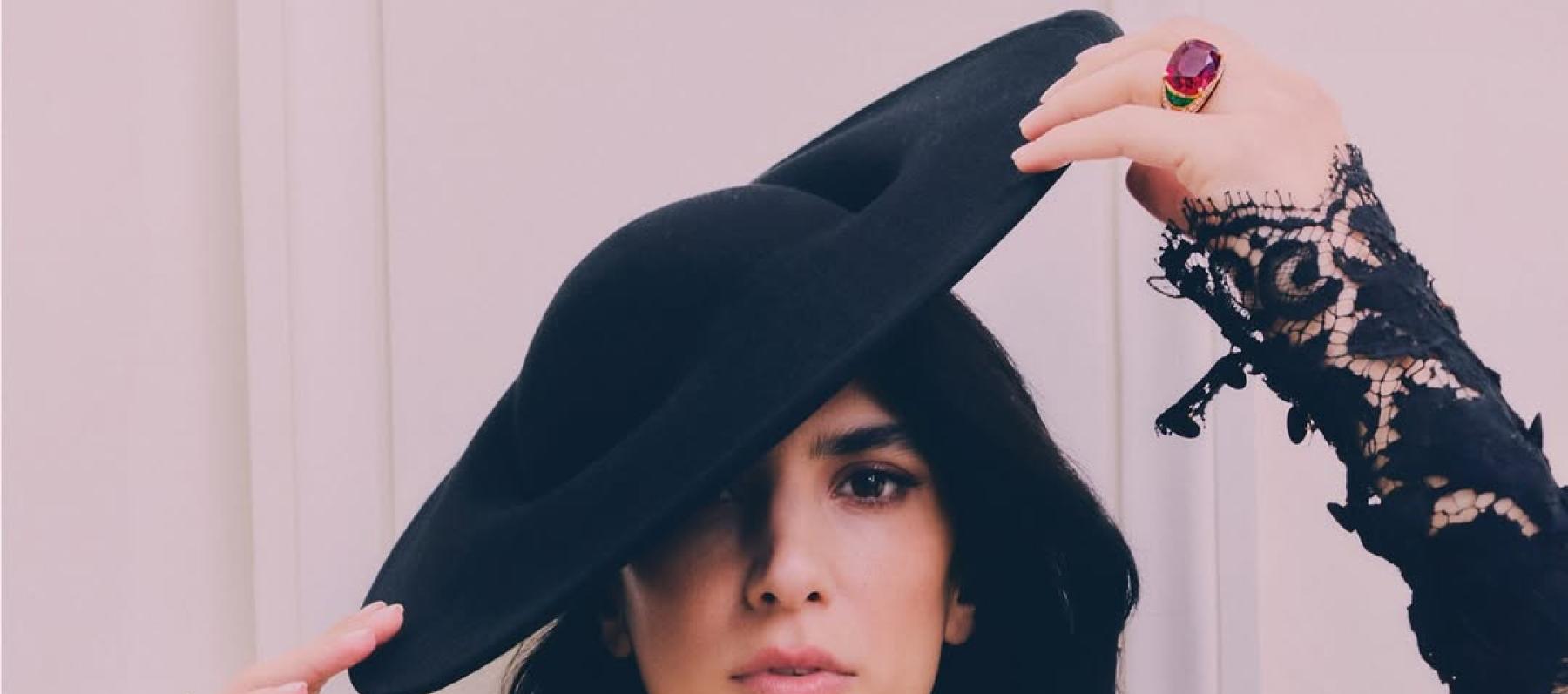كارمن بصيبص باطلالات بصيحات متنوعة من كارولينا هيريرا الى لويفي وغيرها...
