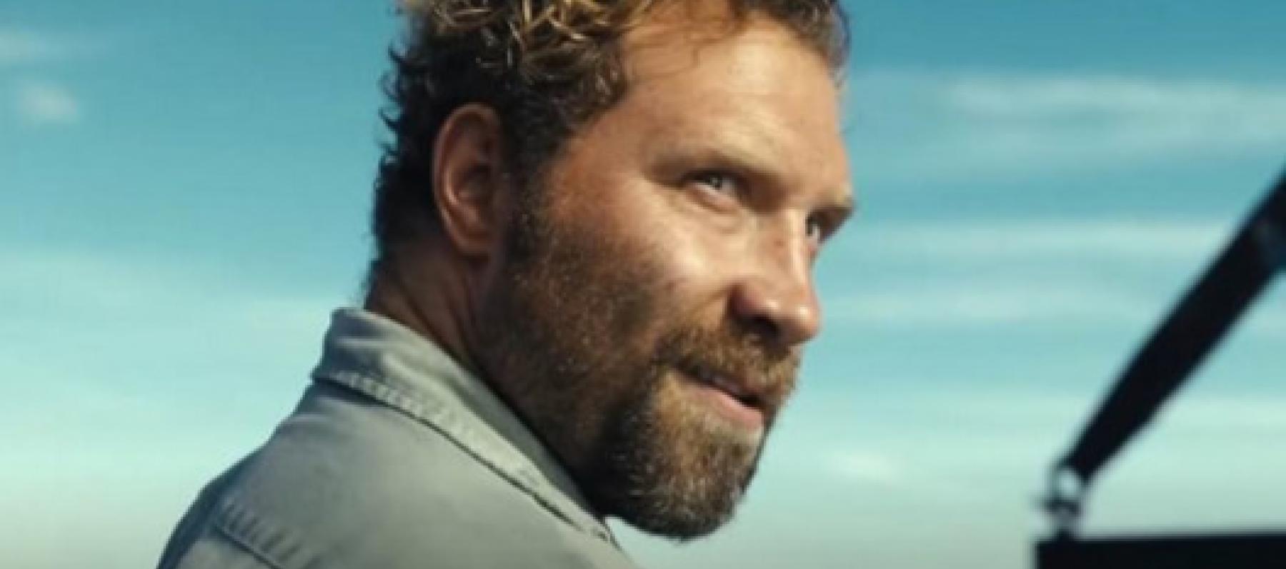 جاي كورتني  بطل فيلم Dangerous Animals - صورة معدلة