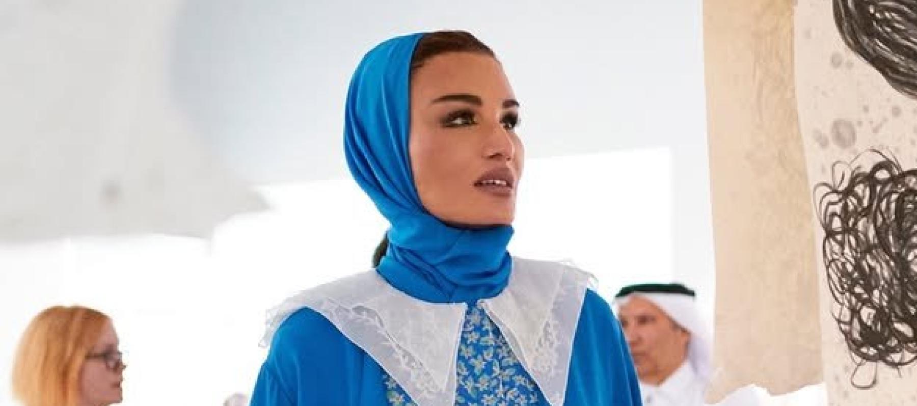 الشيخة موزا تتألق بعباية زرقاء وفستان مزهر