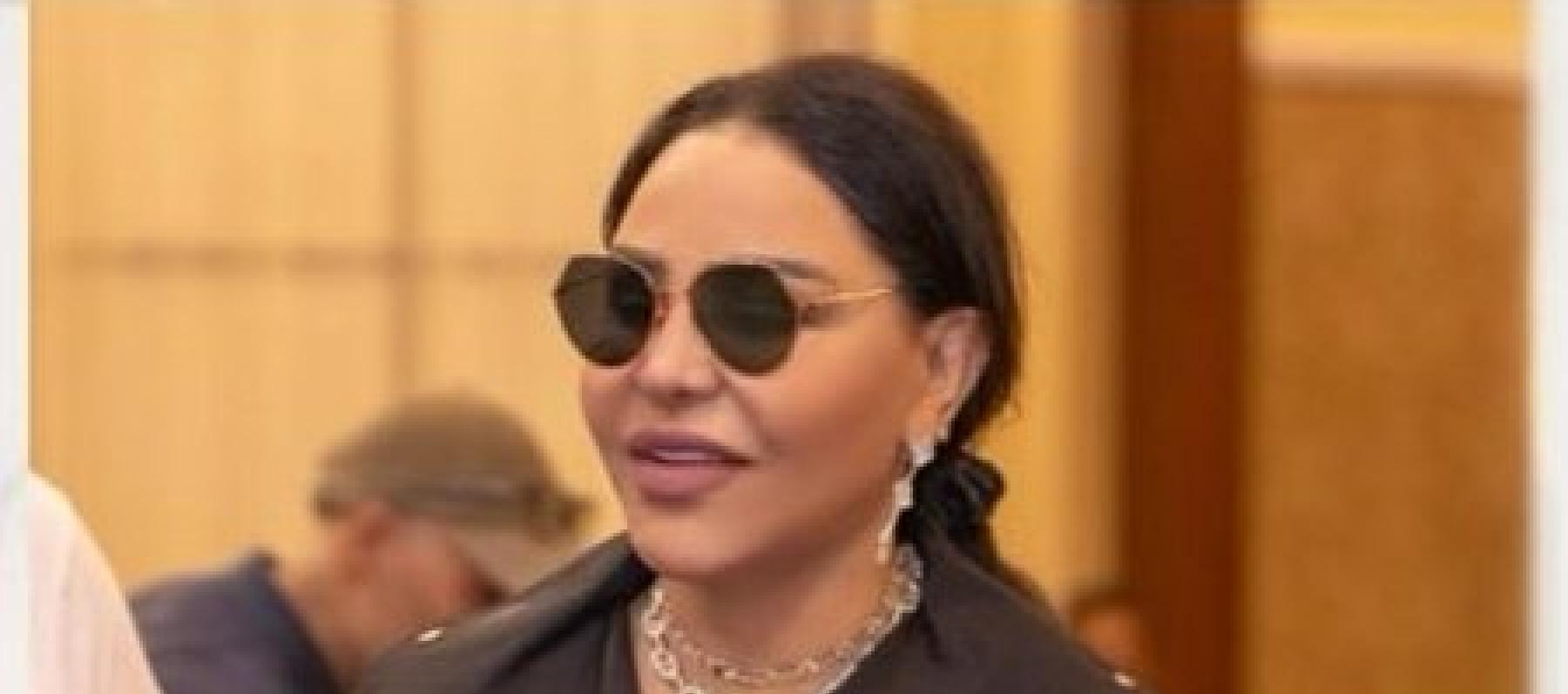 أحلام بإطلالة أنيقة وعصرية بفستان أسود من هيرميس