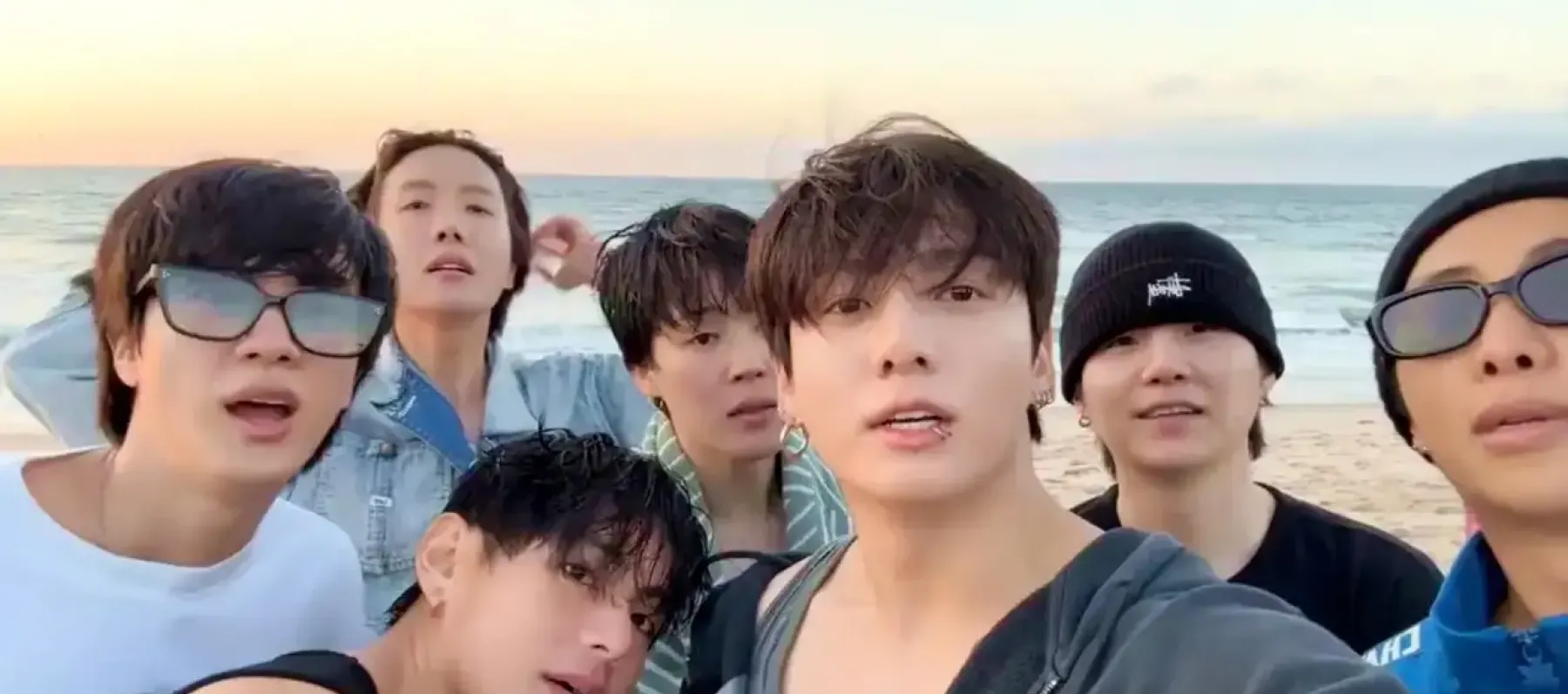 فرقة BTS من بثها المباشر - صورة معدلة