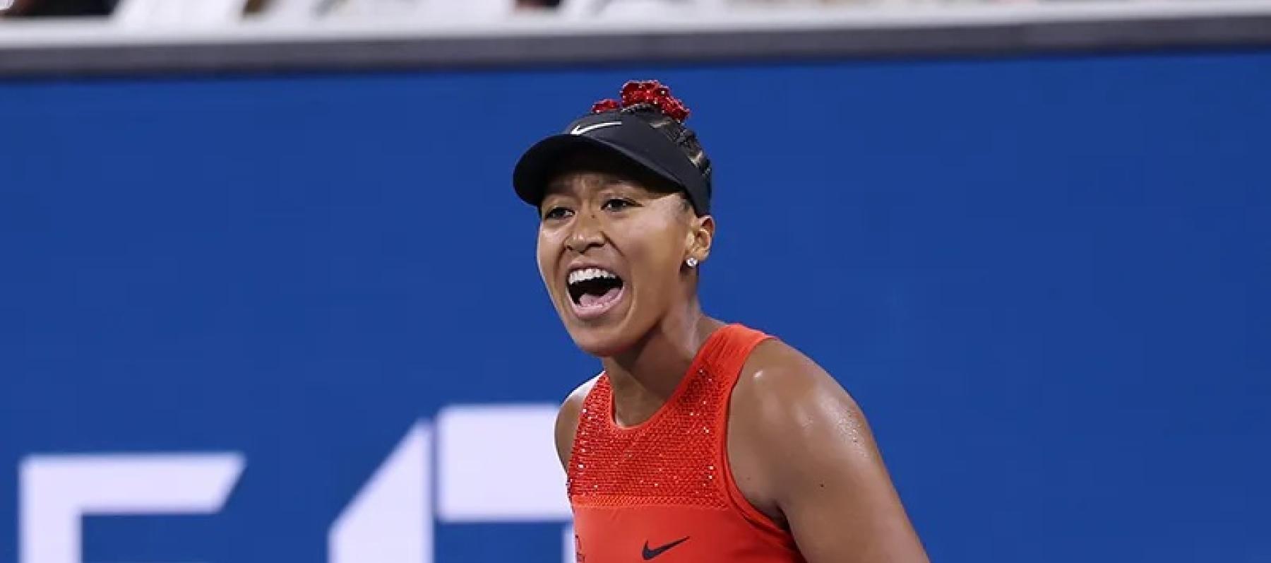 إطلالة نعومي أوساكا في بطولة U.S. Open 2025: أزهار حمراء ولمسات  Y2K