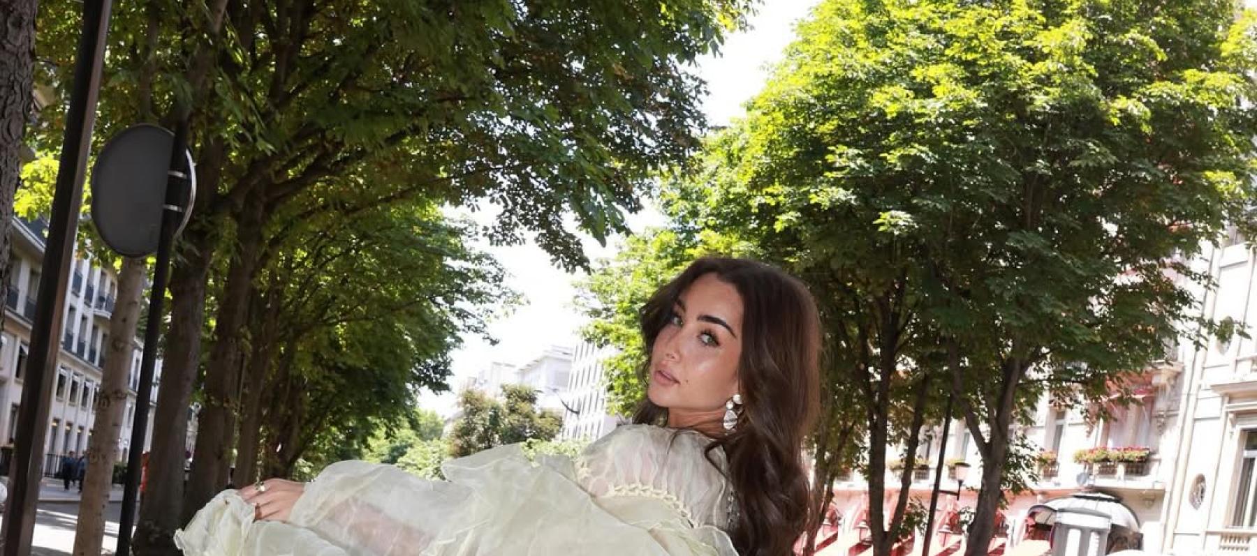 هنا الزاهد بفستان أبيض بقصّة بوهيمية من Zimmermann