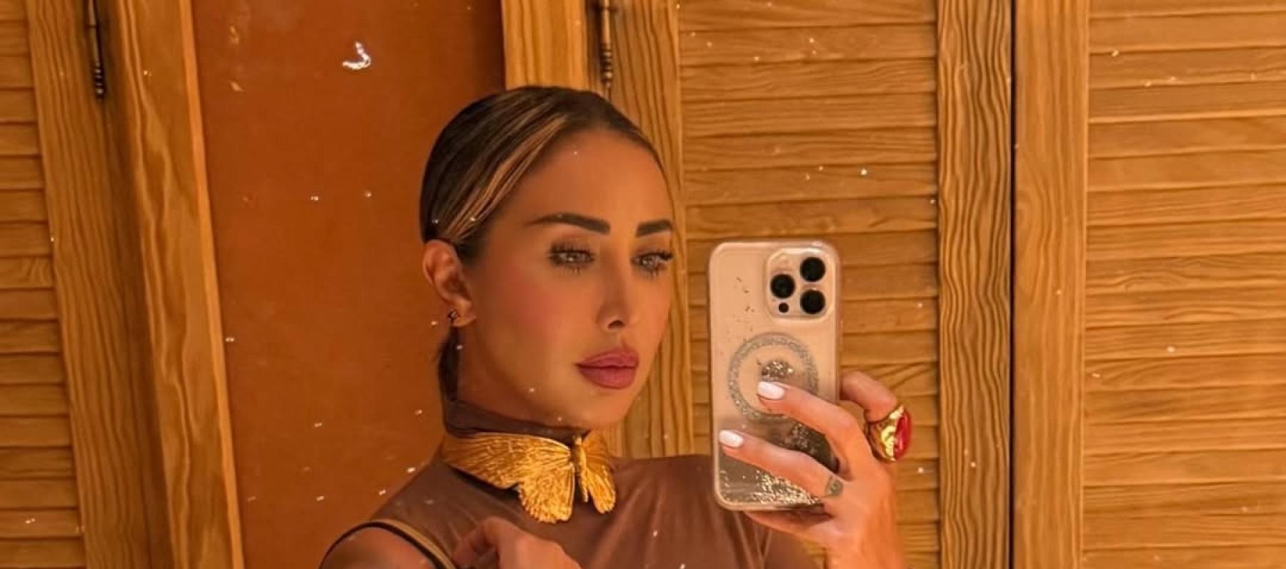 جويل ماردينيان بفستان بني مع حذاء غوتشي وحقيبة هيرميس  