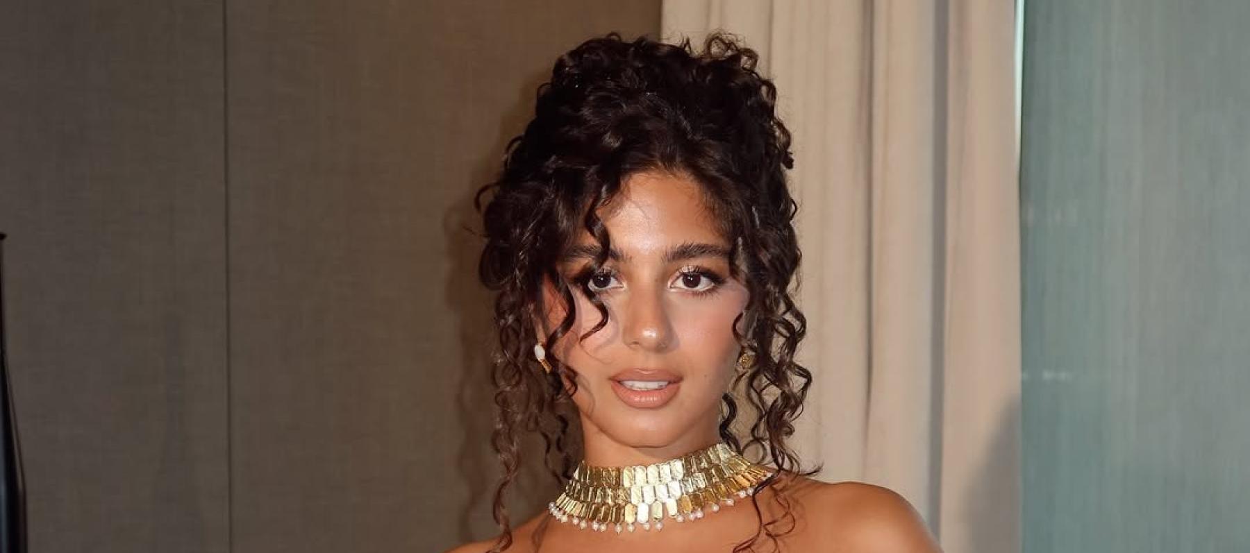 مايان السيد بفستان صيفي مزيّن بالكشاكش من سارة زكي