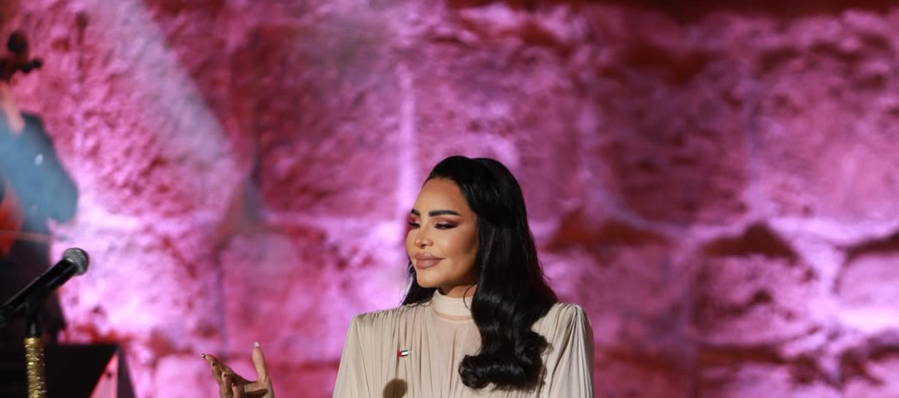 أحلام بفستان زهير مراد مرصع بالكريستال في قرطاج 