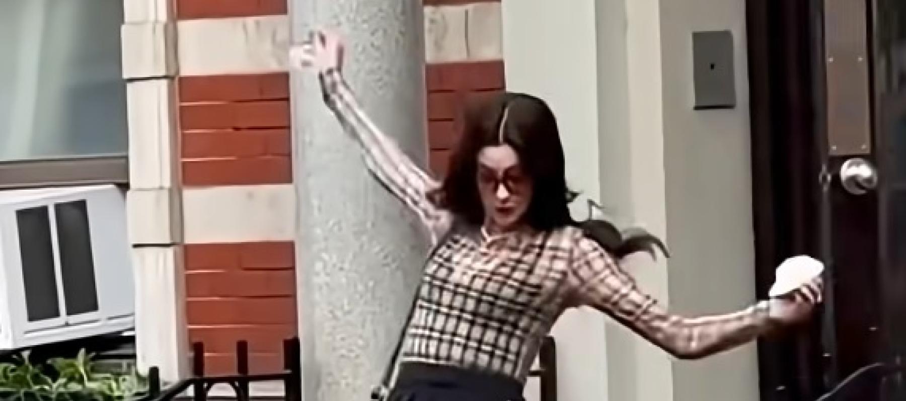 آن هاثاواي تشارك لحظة سقوطها خلال تصوير The Devil Wears Prada 2 