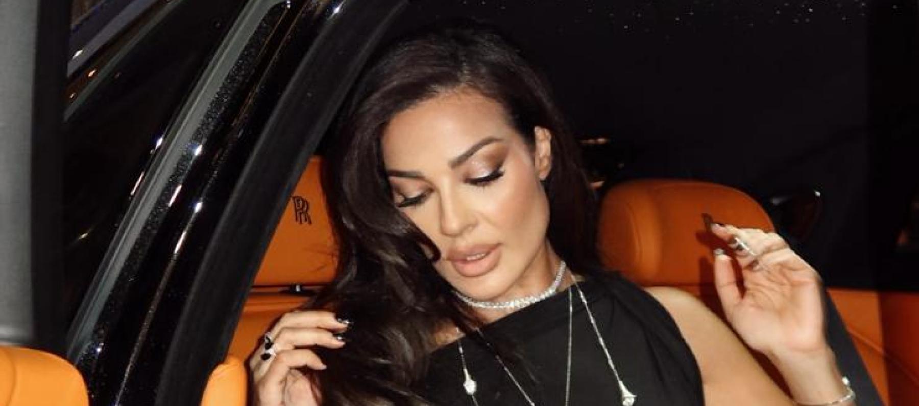 نادين نسيب نجيم تعتمد فستاناً أسود بقصة مستقيمة ومجوهرات ماسية عصرية