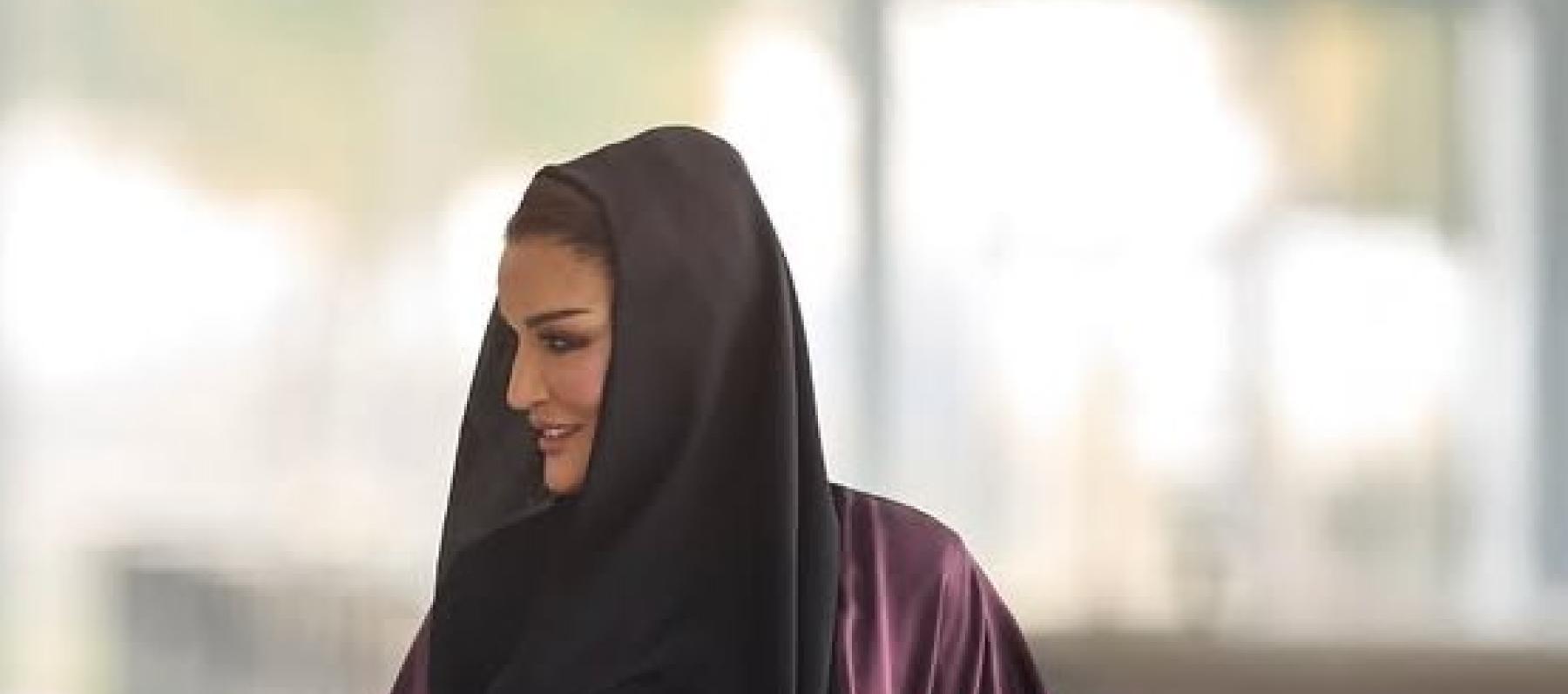 الشيخة موزا تتألق بعباية بورغندي في مؤتمر الذكاء الاصطناعي