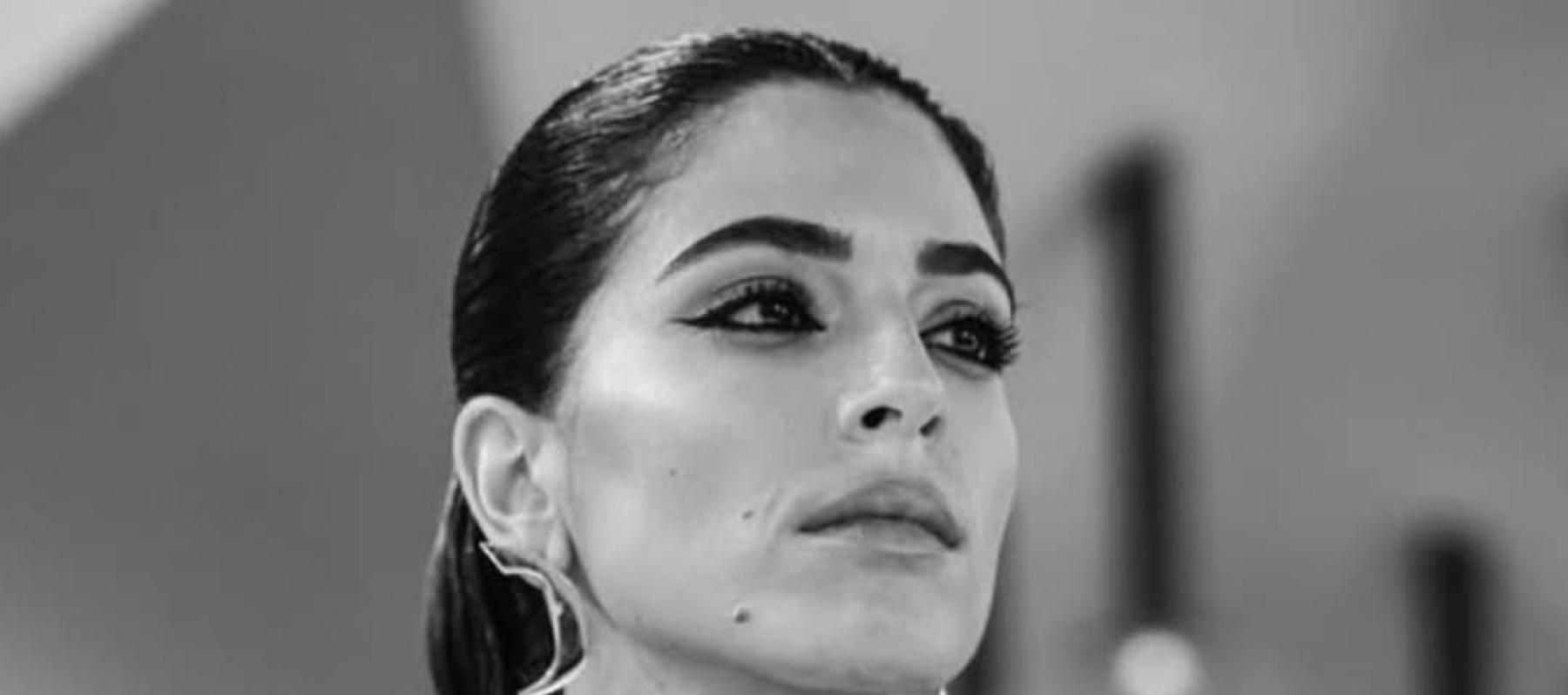 سجى كيلاني في مهرجان البندقية بفستان رمزي من فرح حوراني 